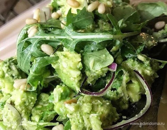 Летний зелёный салат с авокадо, огурцами, руколой красным луком, заправленный льняным маслом