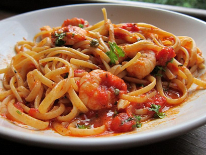 Linguine with seafoods, pilati and pesto sauces
